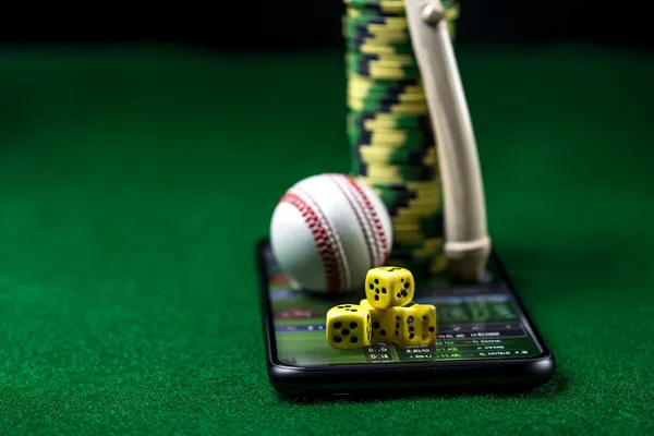 Pertaruhan Langsung WAJA CASINO — Sertai aksi masa nyata Elemen permainan bercahaya dan cip jatuh, melambangkan aksi taruhan langsung di WAJA CASINO.