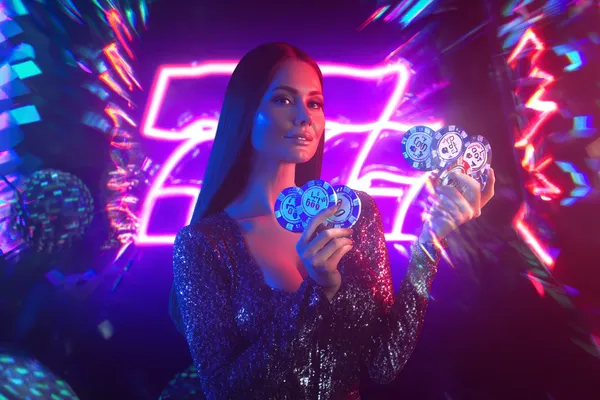 WAJA CASINO Slot — Ribuan tema menarik dan jackpot Seorang wanita bergaya di sebelah mesin slot berwarna terang dengan simbol tujuh bercahaya, menunjukkan pelbagai slot di WAJA CASINO.