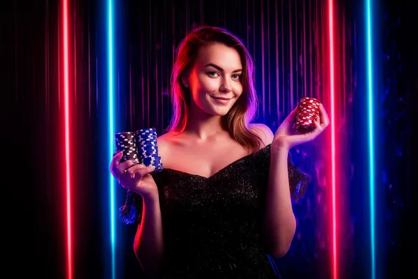 Permainan WAJA CASINO — Temui slot moden dan permainan meja Seorang lelaki meraikan kemenangan di komputer ribanya dengan simbol permainan terapung, menggambarkan keseronokan permainan WAJA CASINO.