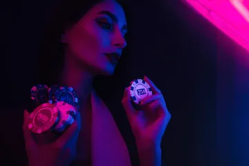Permainan Langsung WAJA CASINO — Sertai aksi kasino penuh tenaga Roda rolet bercahaya dengan cip jatuh, melambangkan permainan langsung dan kemenangan segera di WAJA CASINO.