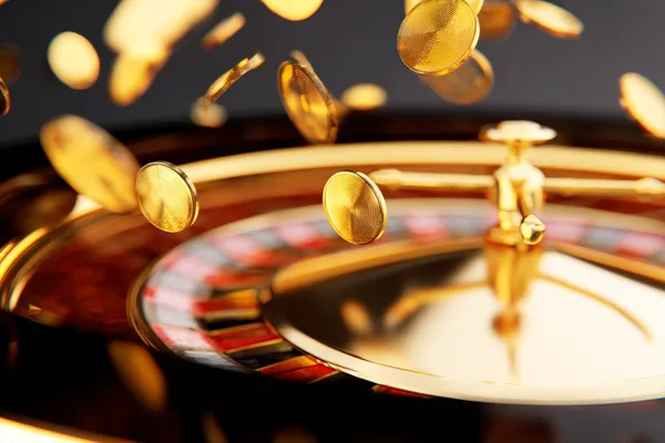 Slot WAJA CASINO — Ribuan mesin menarik menanti anda Seorang wanita tersenyum di sebelah mesin slot terang dengan simbol bertuah, menunjukkan tawaran slot WAJA CASINO.